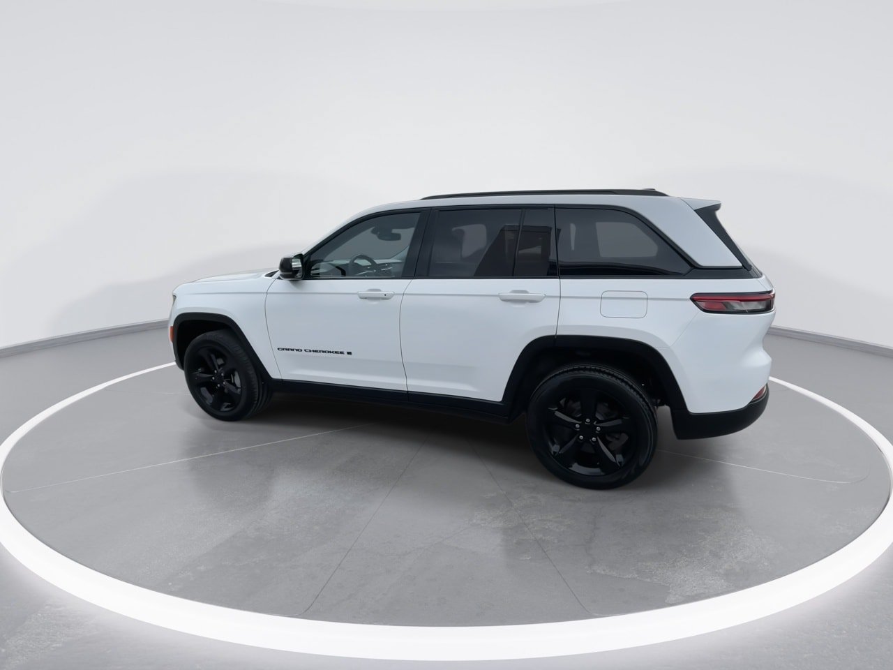 Used 2023 Jeep Grand Cherokee Limited w/ Black Appearance Package AWD/4WD image 12
