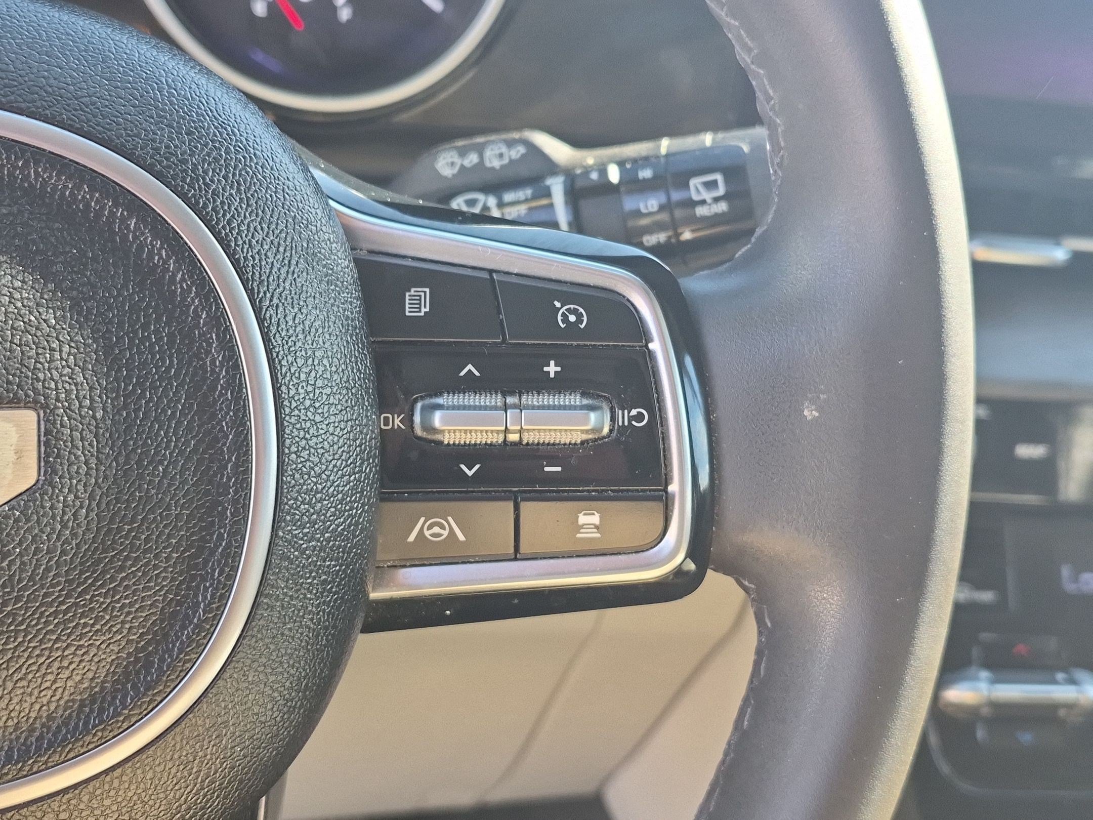 Used 2024 Kia Carnival EX FWD image 19