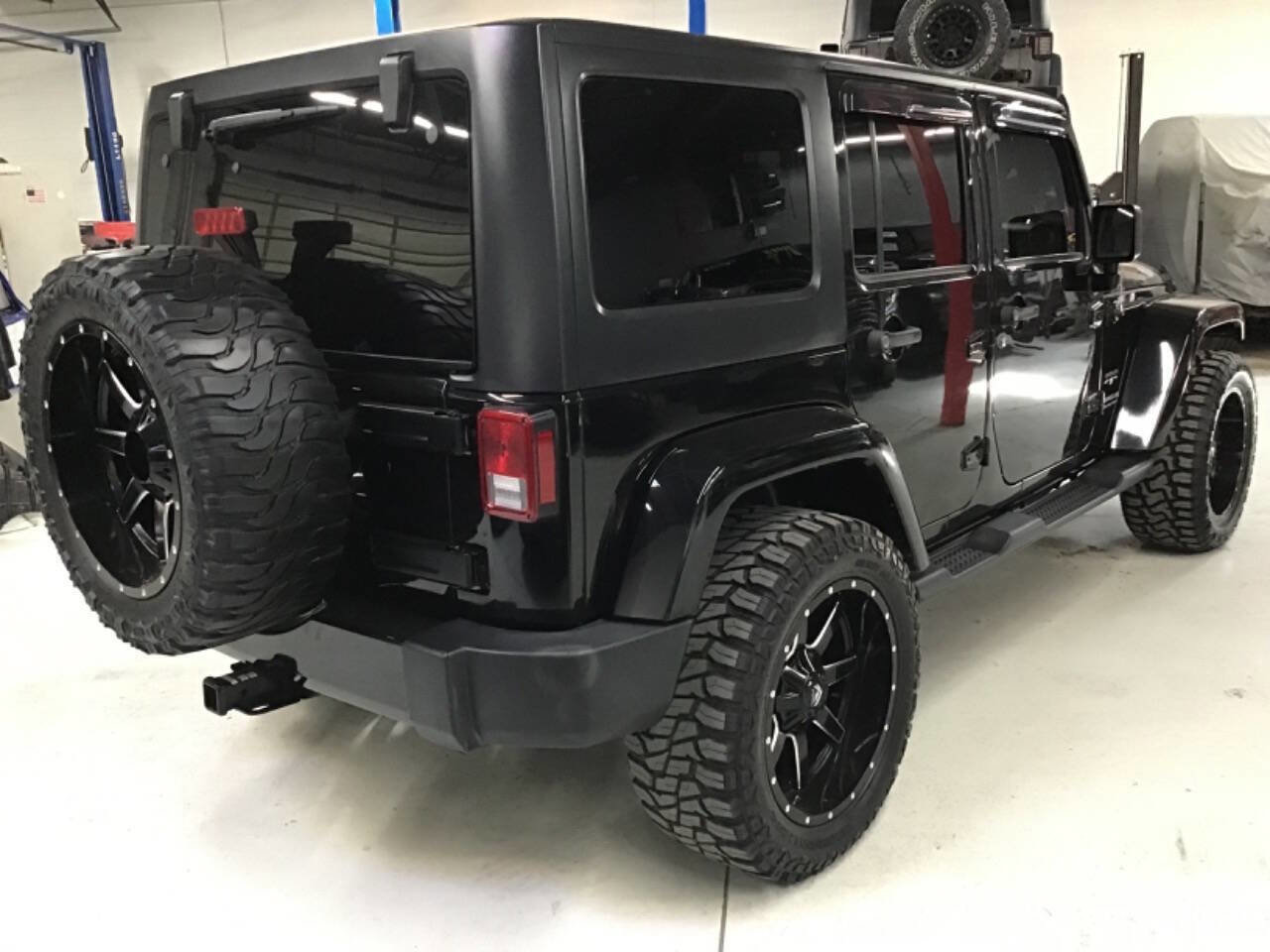 Used 2017 Jeep Wrangler Unlimited Sahara w/ Connectivity Group image 5