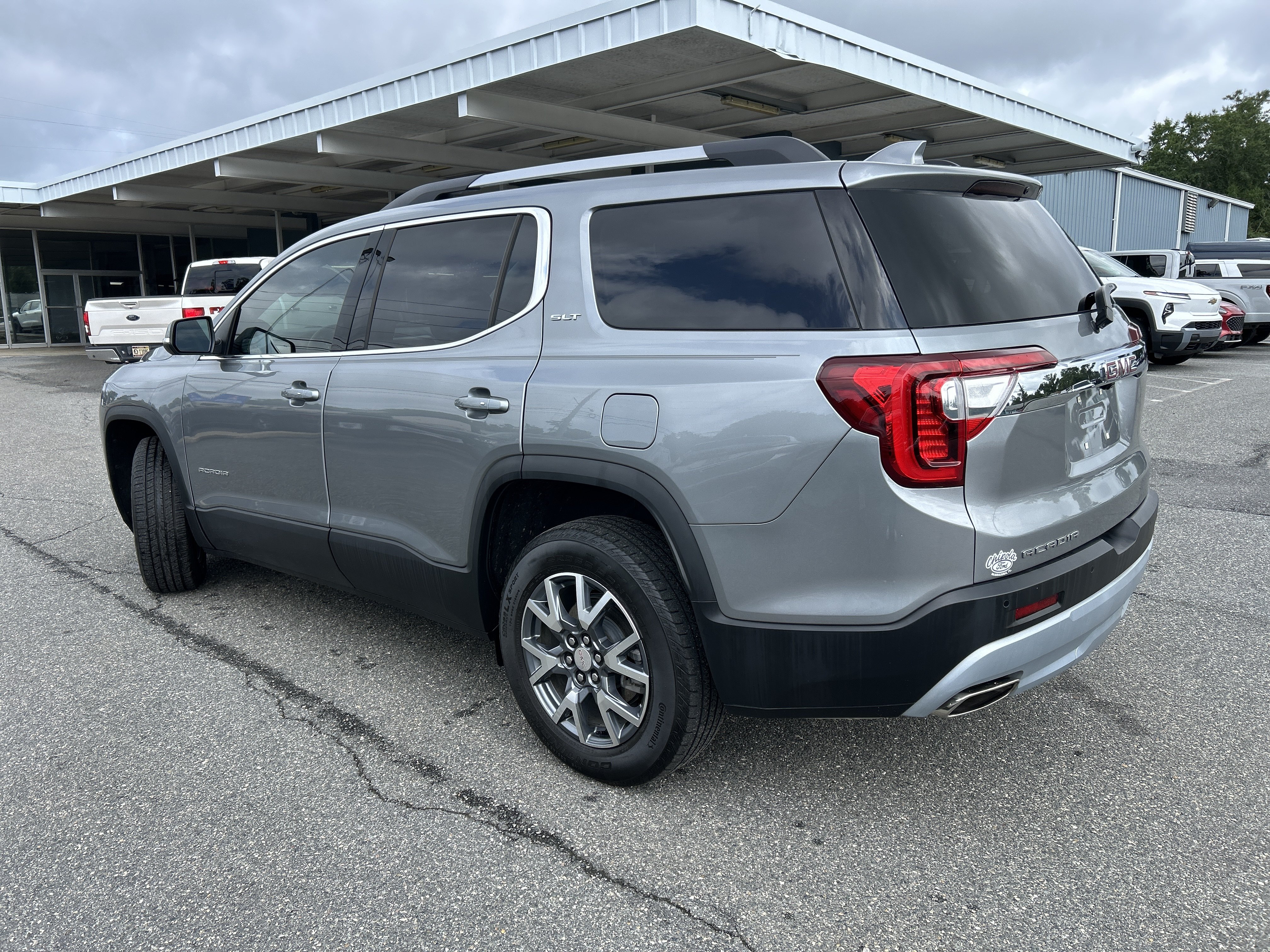 Used 2023 GMC Acadia SLT w/ Technology Package FWD image 5