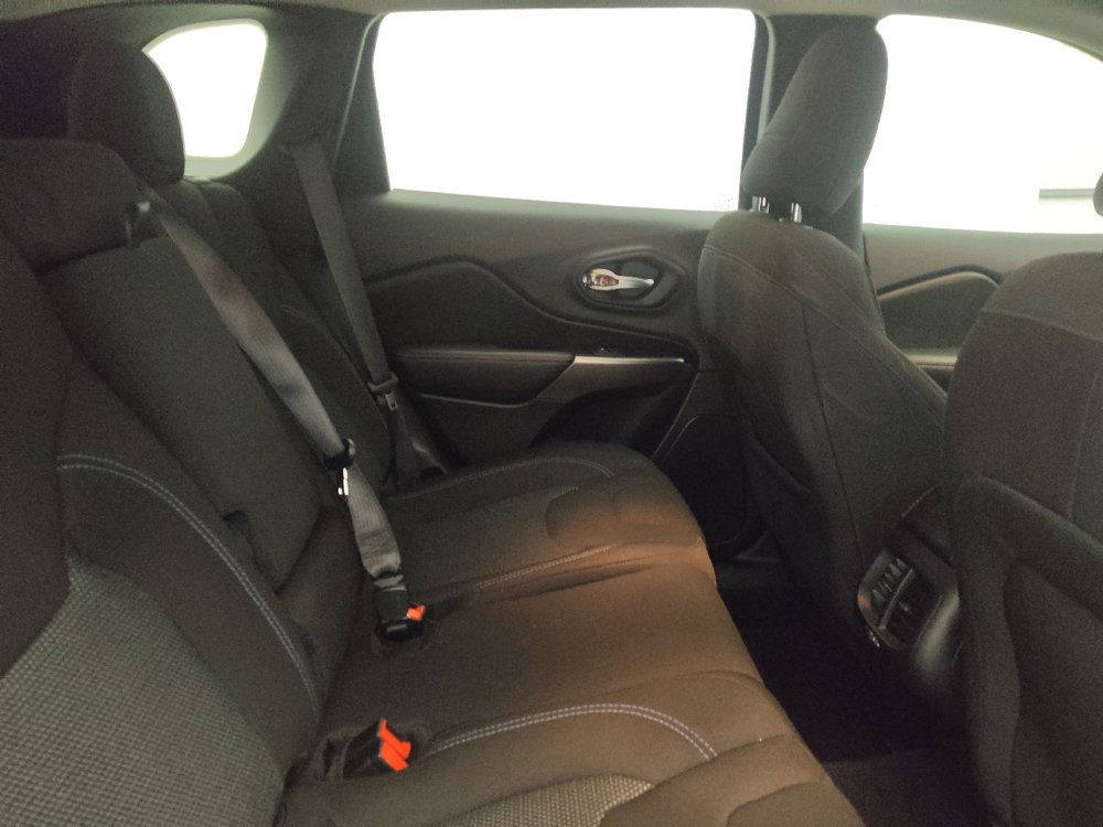 Used 2021 Jeep Cherokee Latitude FWD image 19