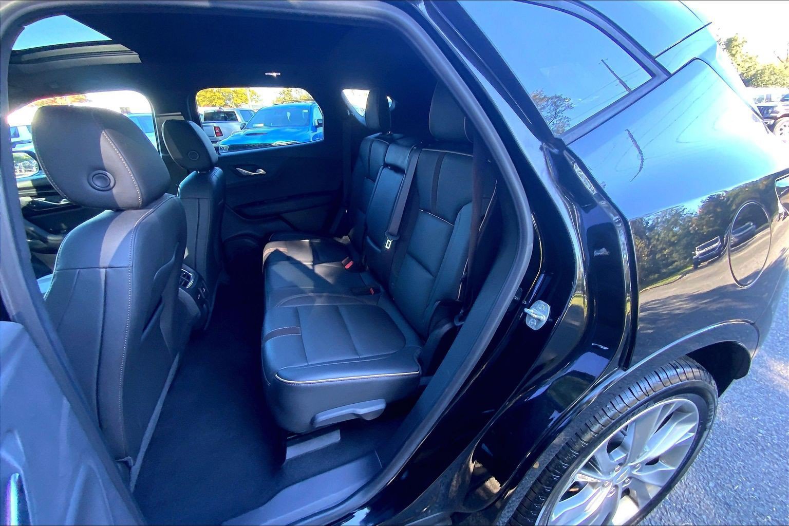 Used 2019 Chevrolet Blazer Premier w/ Sun and Wheels Package AWD/4WD image 17