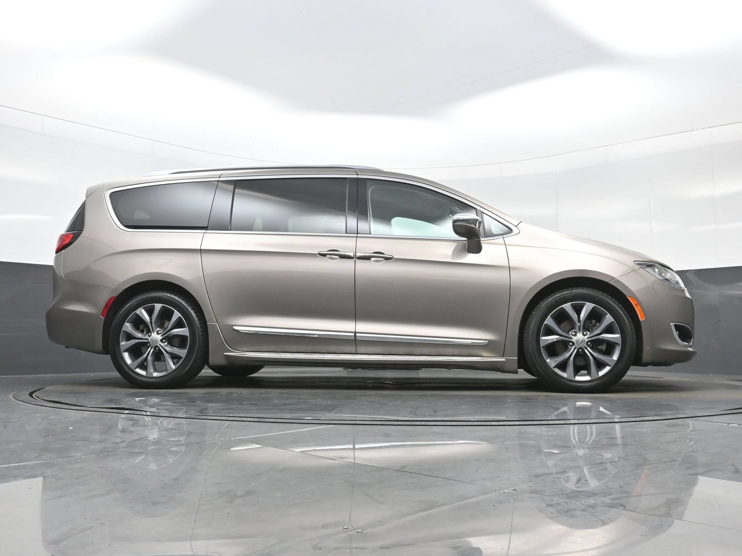 Used 2017 Chrysler Pacifica Limited FWD image 32
