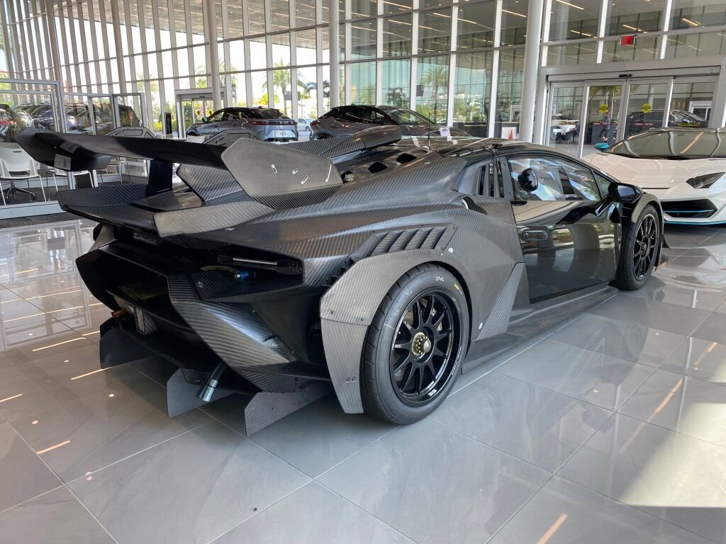 Used 2023 Lamborghini Huracan EVO image 3