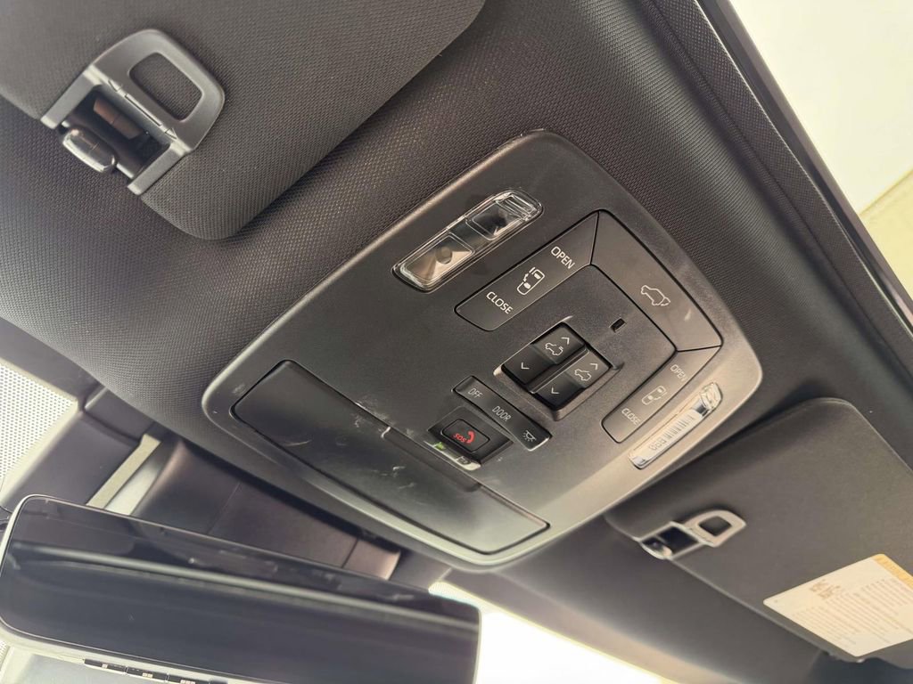 Used 2025 Toyota Sienna Platinum image 36