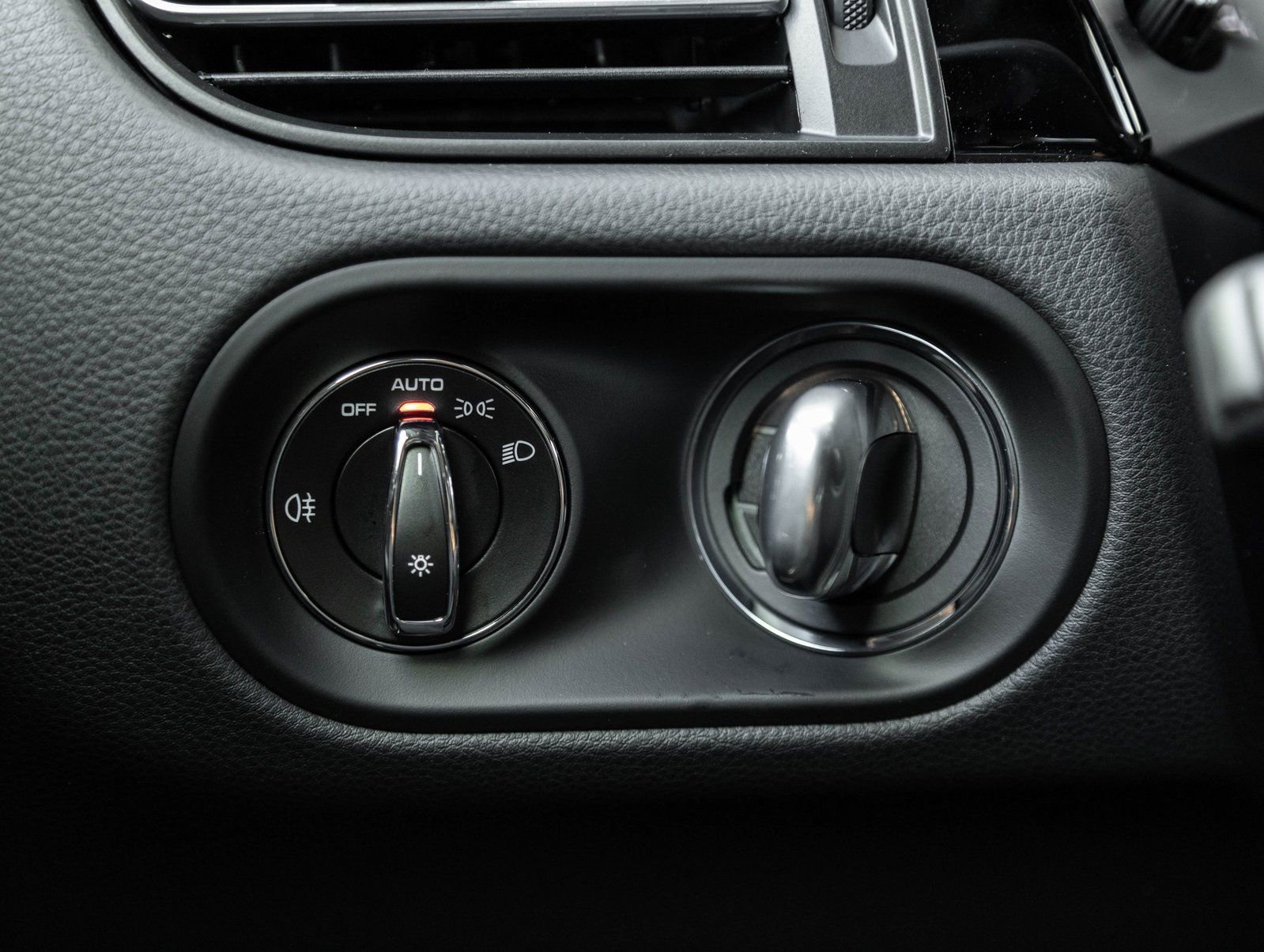 Certified 2025 Porsche Macan S AWD/4WD image 17