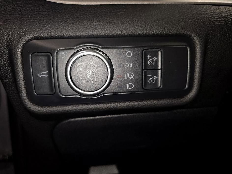 Used 2022 Ford Explorer XLT w/ Equipment Group 202A image 12