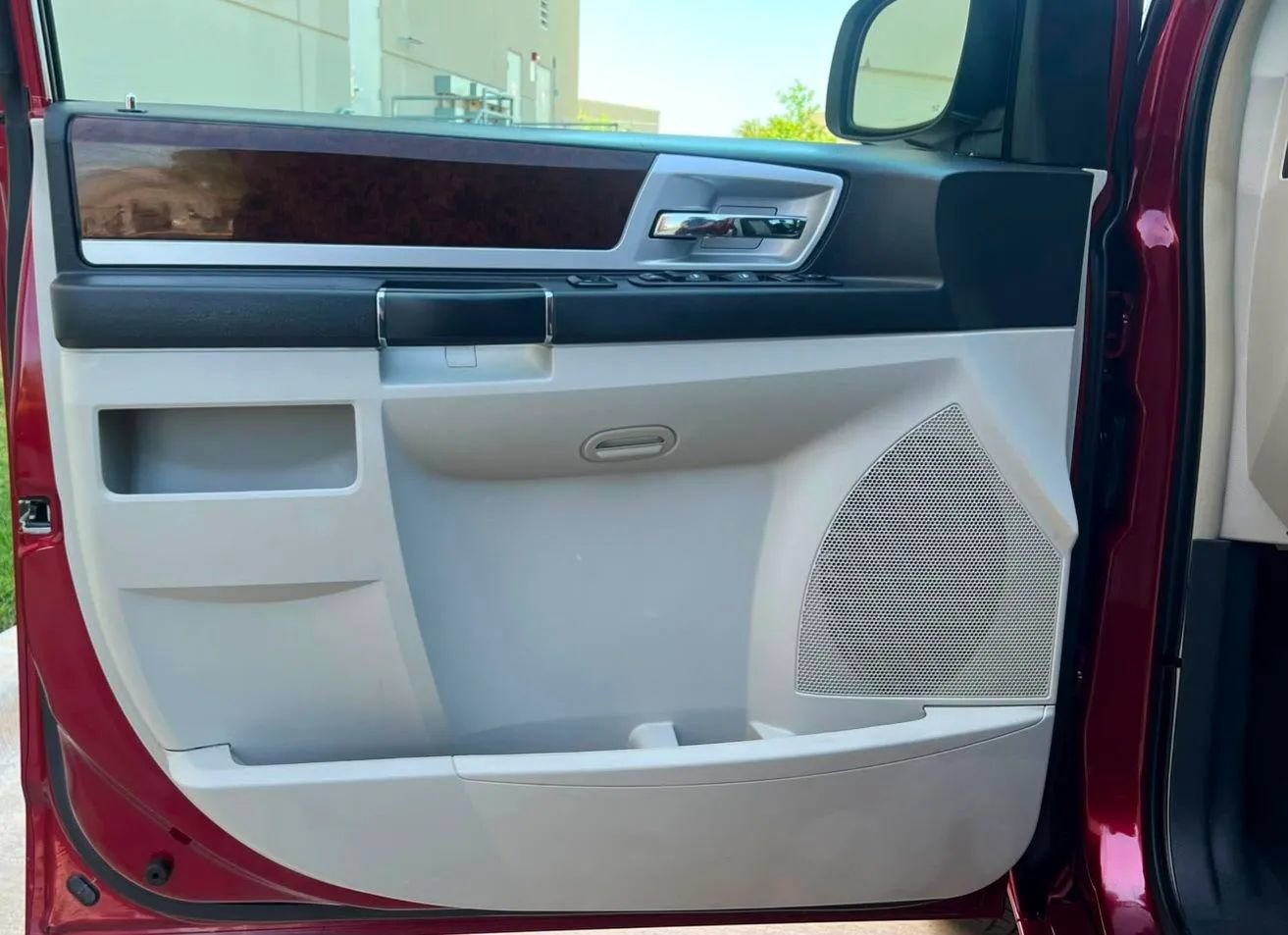 Used 2010 Chrysler Town & Country Touring Plus w/ Safetytec Group FWD image 19