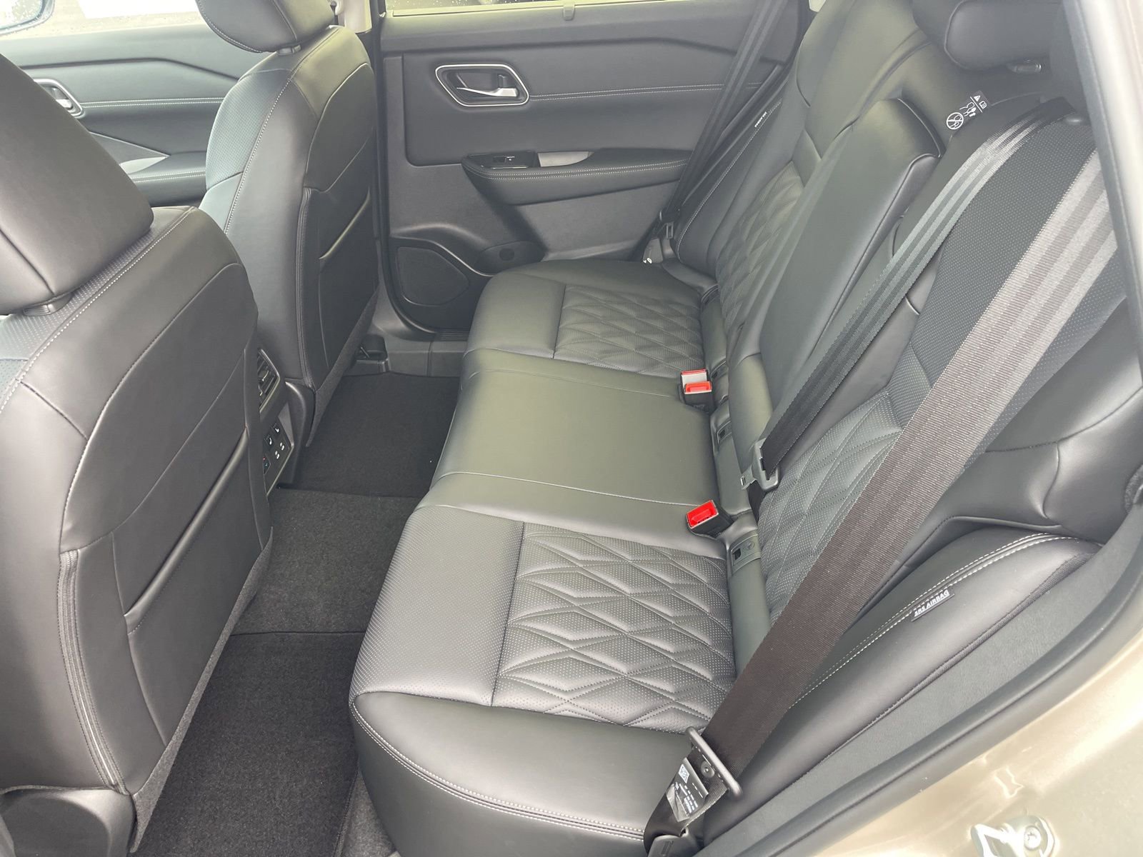 New 2026 Nissan Rogue Platinum image 14