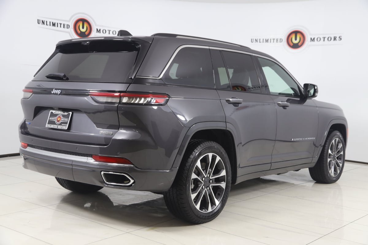 Used 2023 Jeep Grand Cherokee Overland w/ Luxury Tech Group IV AWD/4WD image 3
