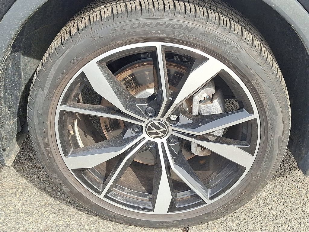 Used 2023 Volkswagen Tiguan SEL R-Line image 9