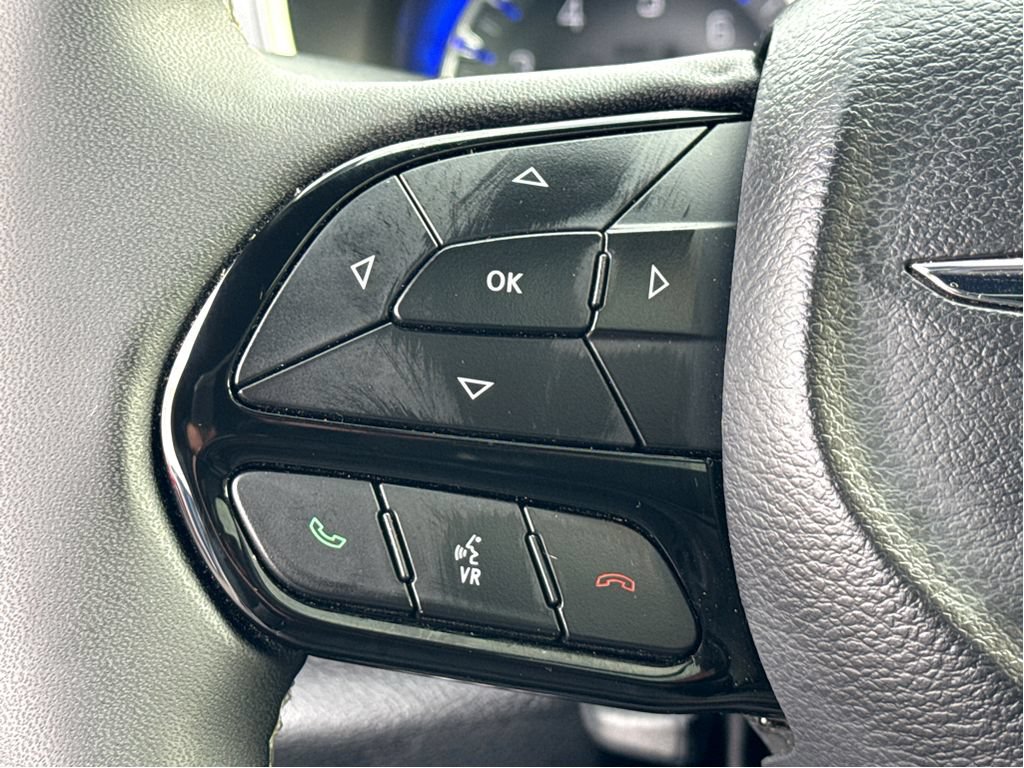 Used 2025 Chrysler Pacifica Limited FWD image 16
