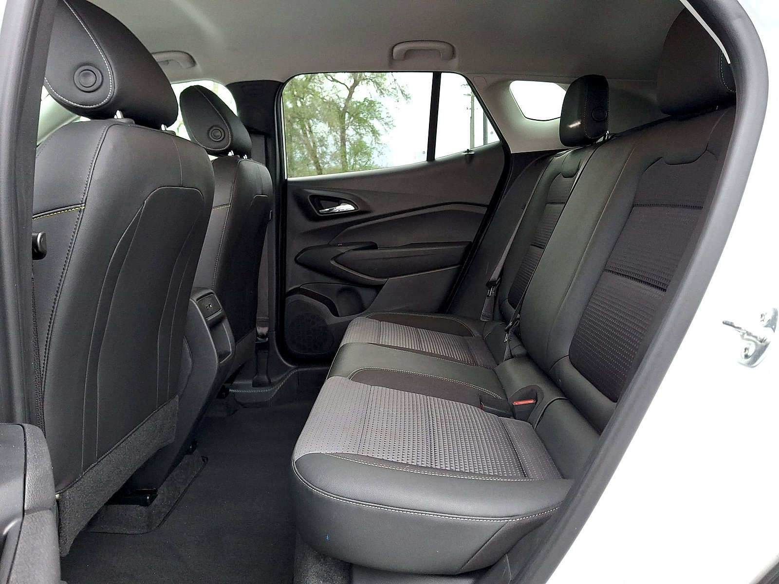 Used 2025 Chevrolet Trax LT FWD image 19