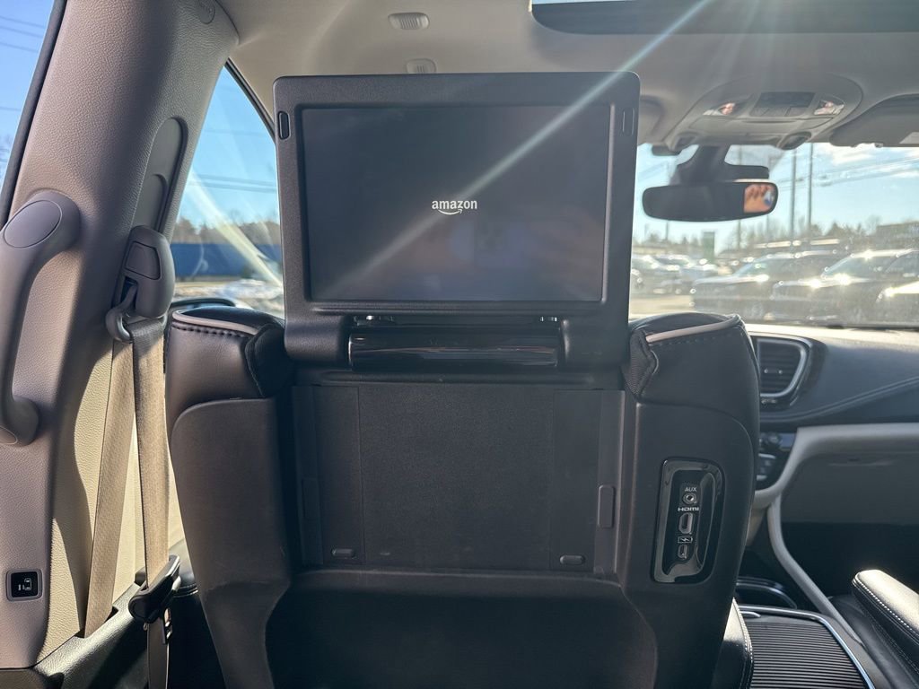 Used 2022 Chrysler Pacifica Limited w/ Uconnect Theater Family Group image 27