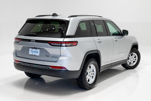 Used 2024 Jeep Grand Cherokee Laredo AWD/4WD image 36