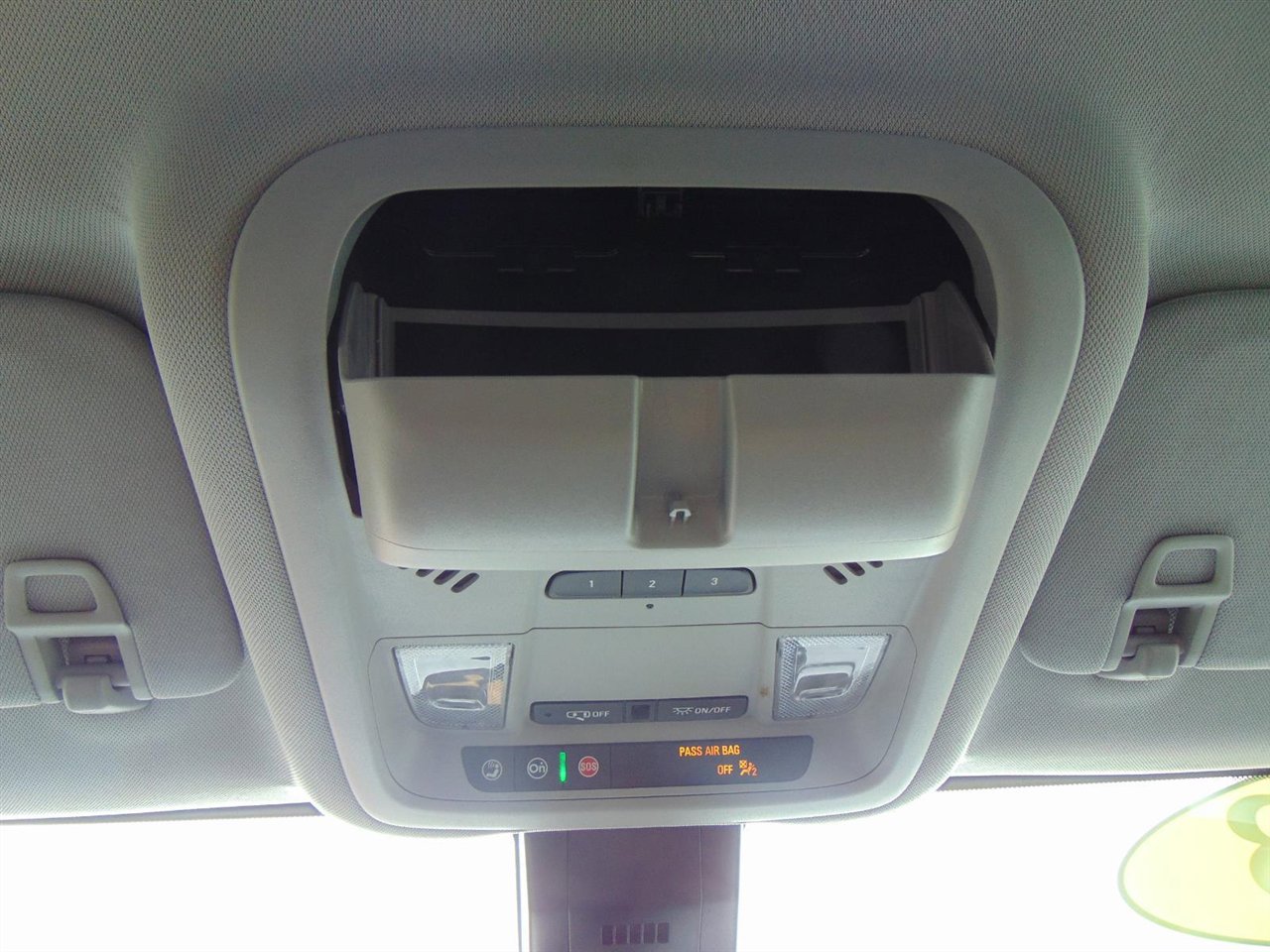 Used 2023 GMC Terrain SLT image 25