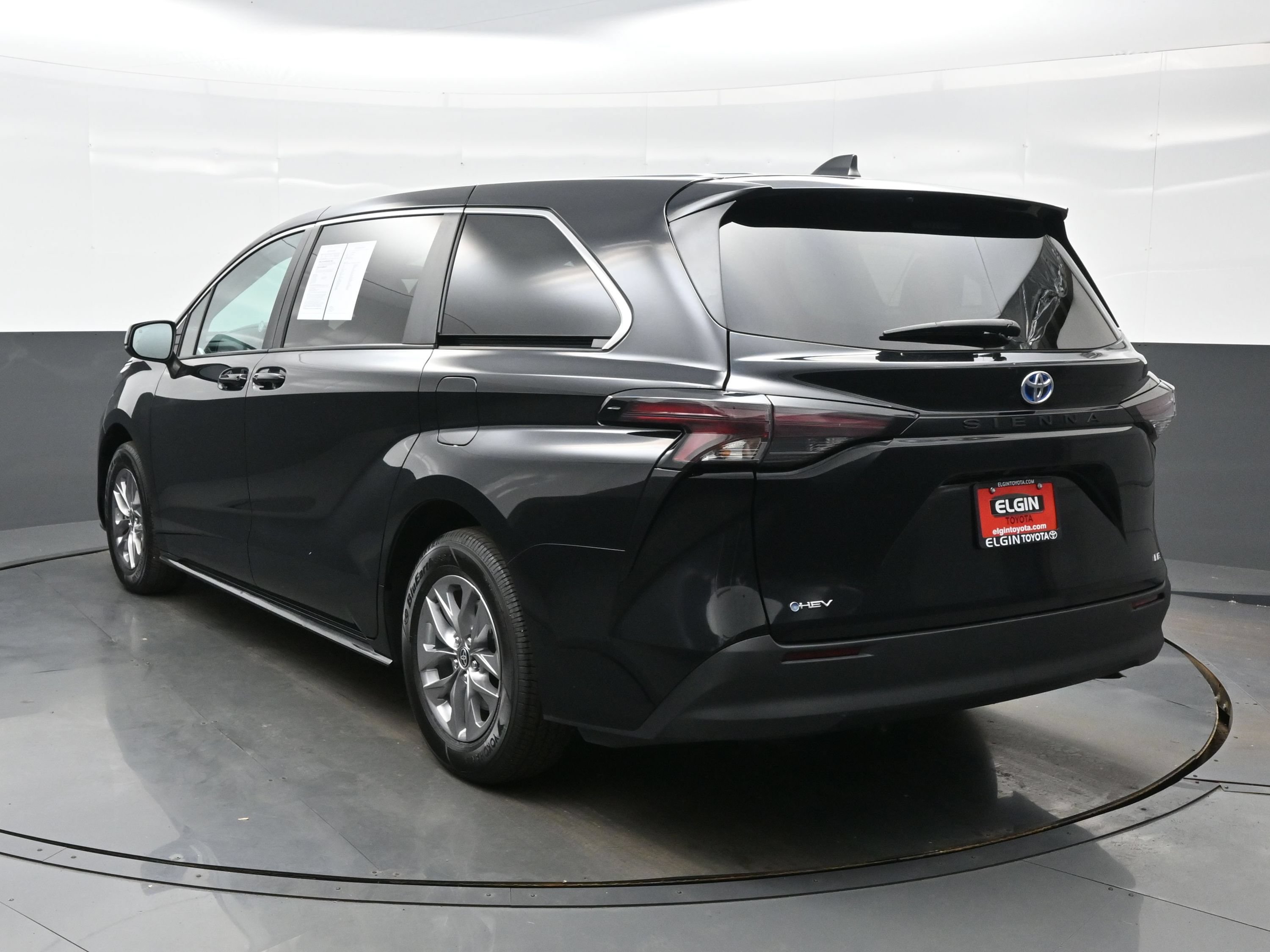 Used 2025 Toyota Sienna LE FWD image 4