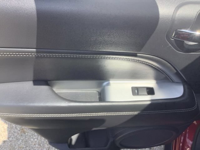 Used 2014 Jeep Compass Latitude FWD image 12