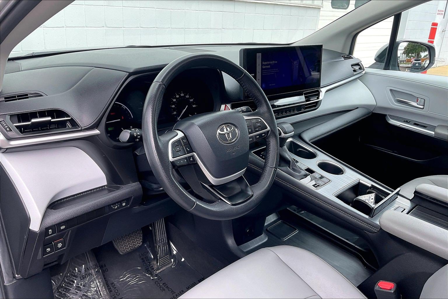 Used 2025 Toyota Sienna XLE FWD image 18