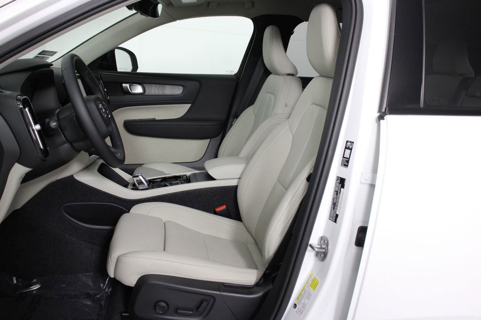 Certified 2026 Volvo XC40 B5 Plus w/ Protection Package Premier image 31