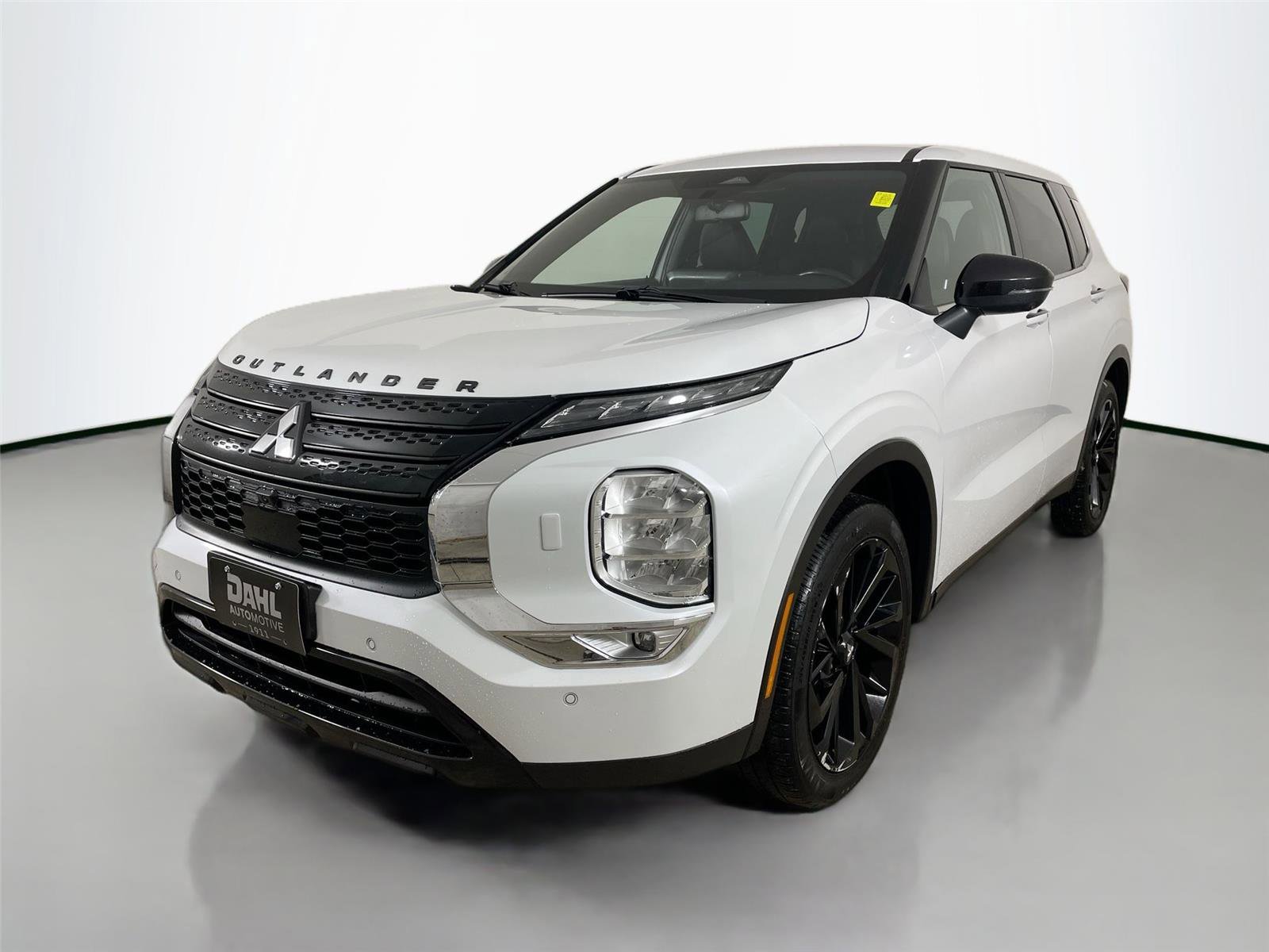 Used 2023 Mitsubishi Outlander SE Black Edition image 3