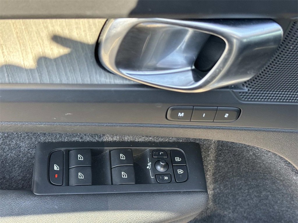 Used 2024 Volvo XC40 B5 Plus image 35