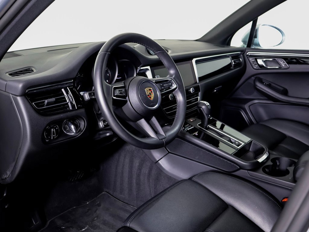Used 2025 Porsche Macan image 4