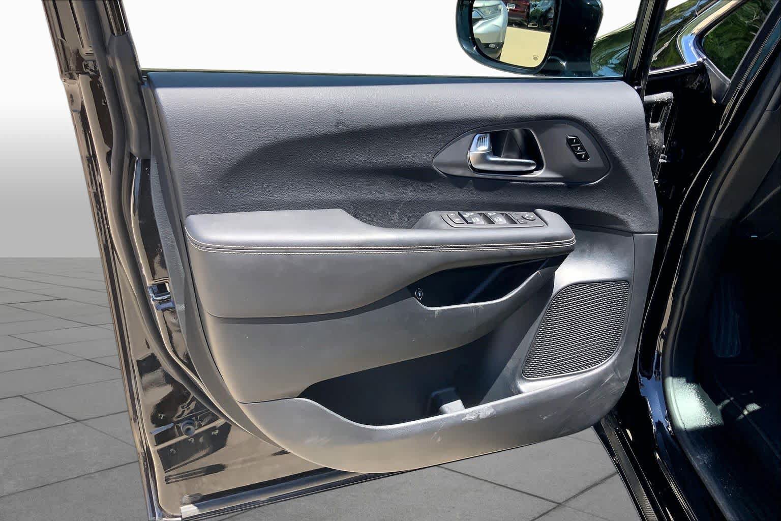 Used 2025 Chrysler Pacifica Select FWD image 22