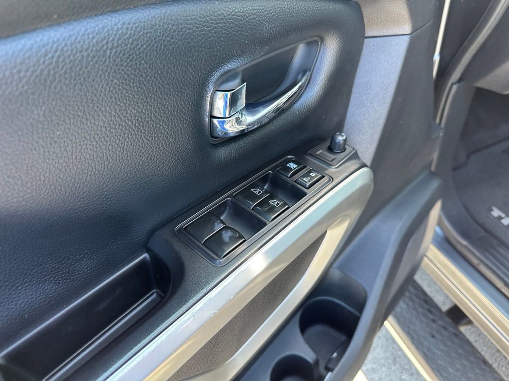 Used 2017 Nissan Titan SV AWD/4WD image 19