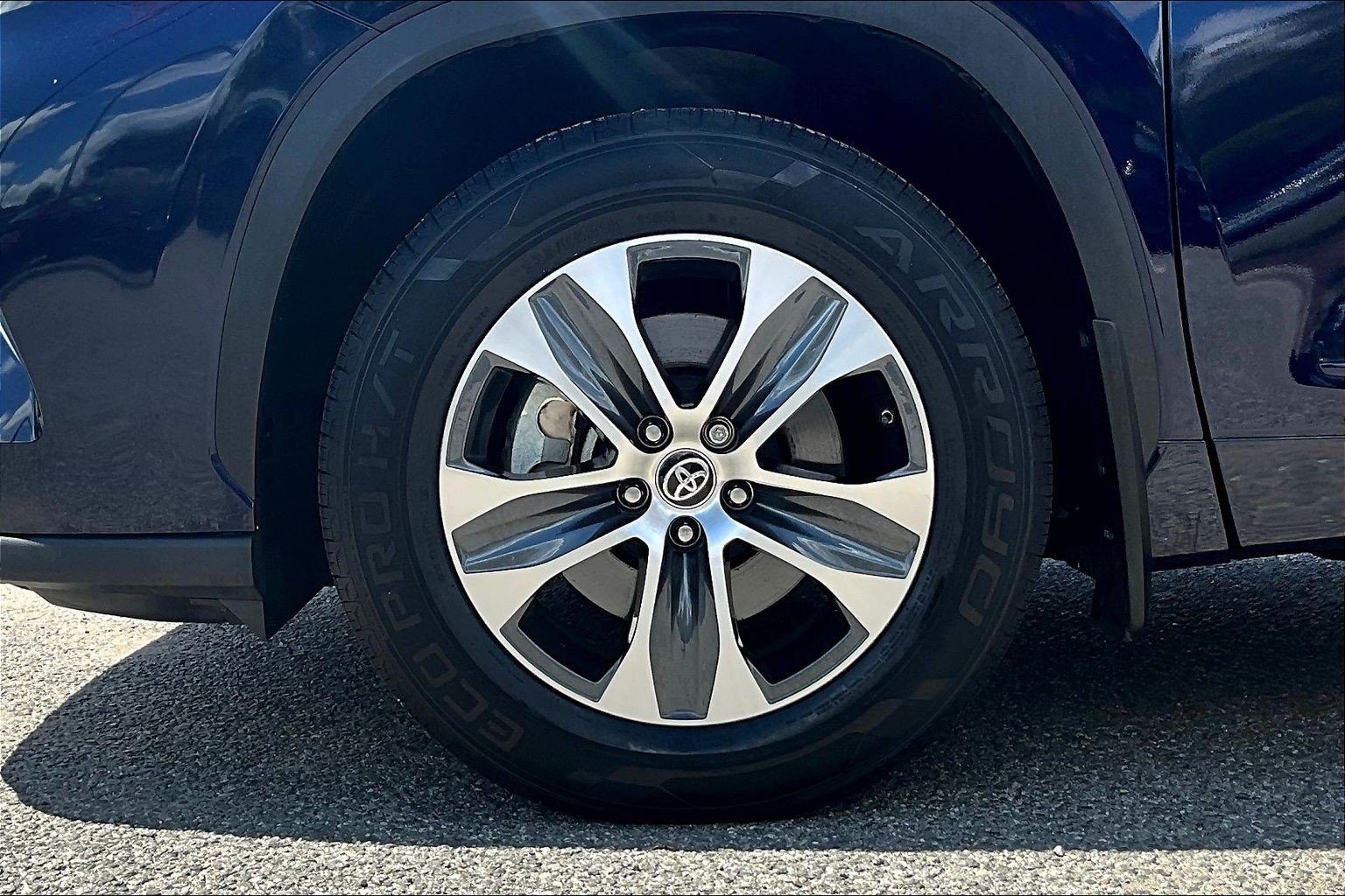 Used 2023 Toyota Highlander XLE AWD/4WD image 8