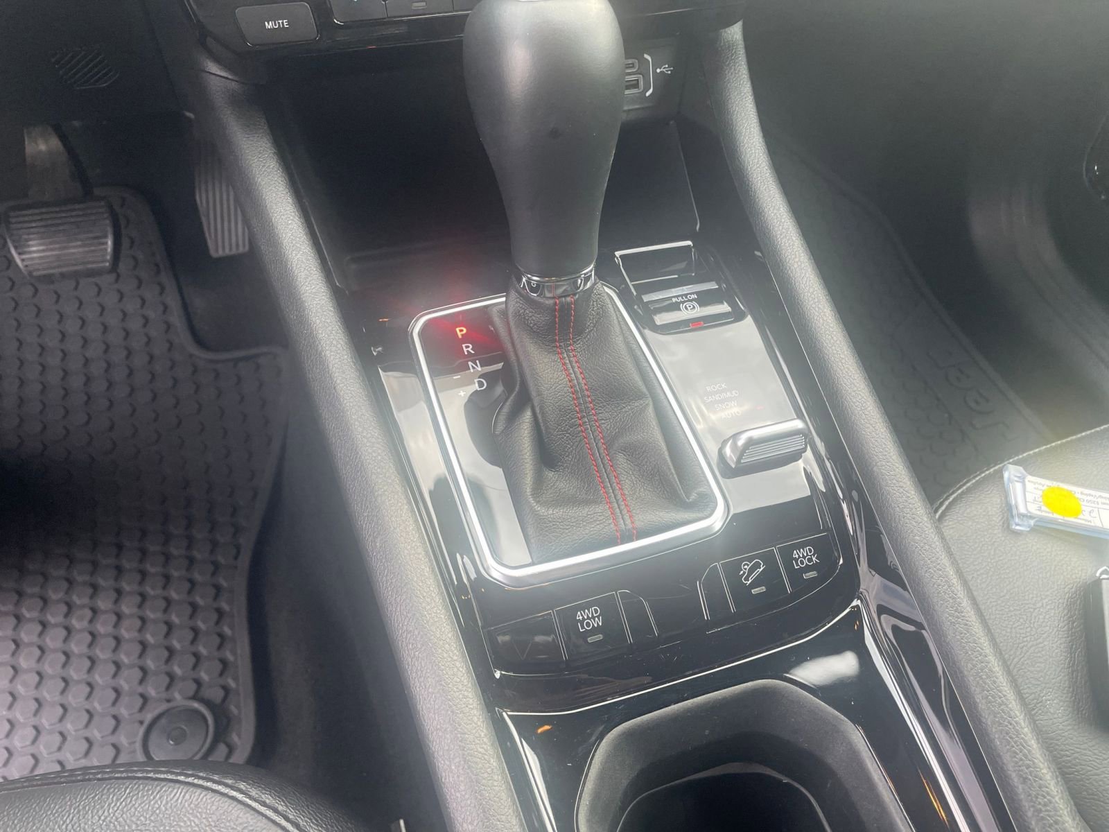 Used 2025 Jeep Compass Trailhawk image 41