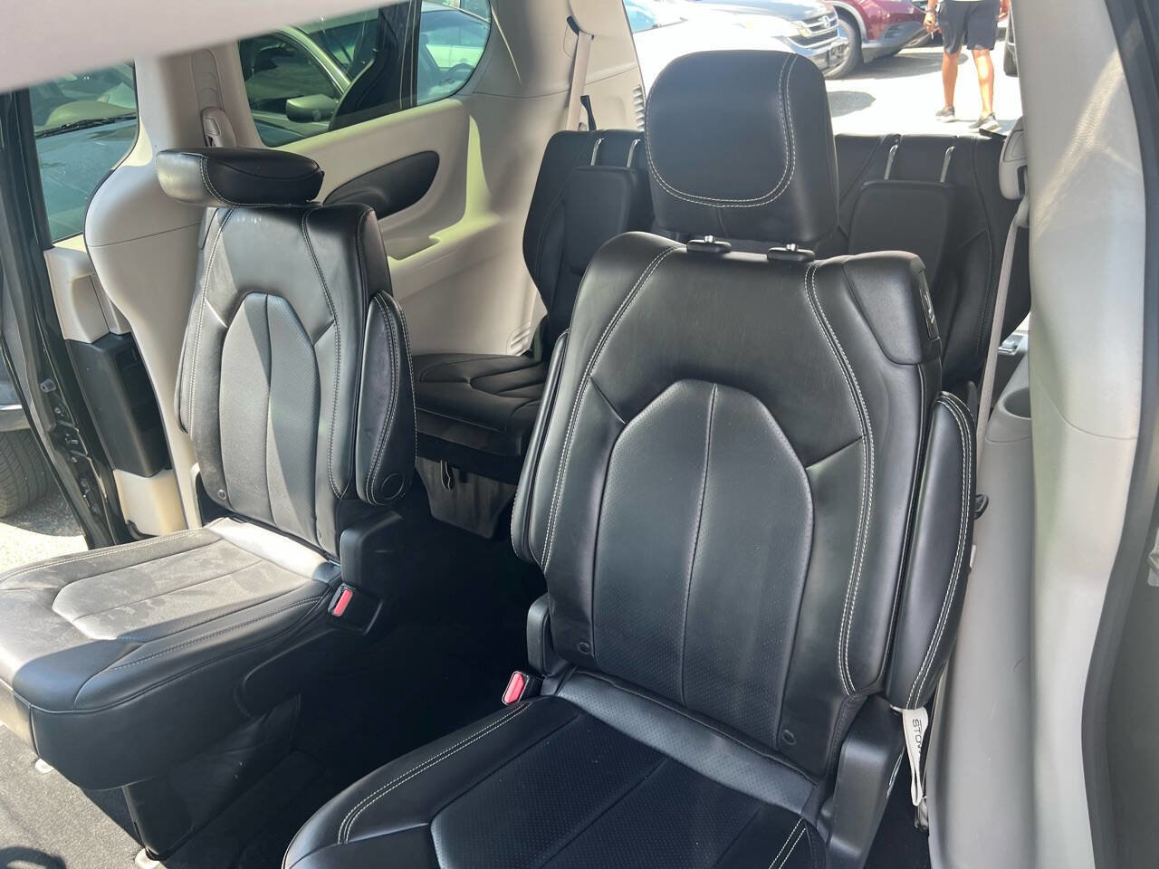 Used 2023 Chrysler Pacifica Touring-L image 11
