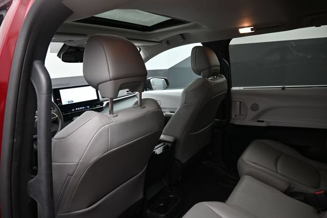 Used 2025 Toyota Sienna XLE FWD image 18