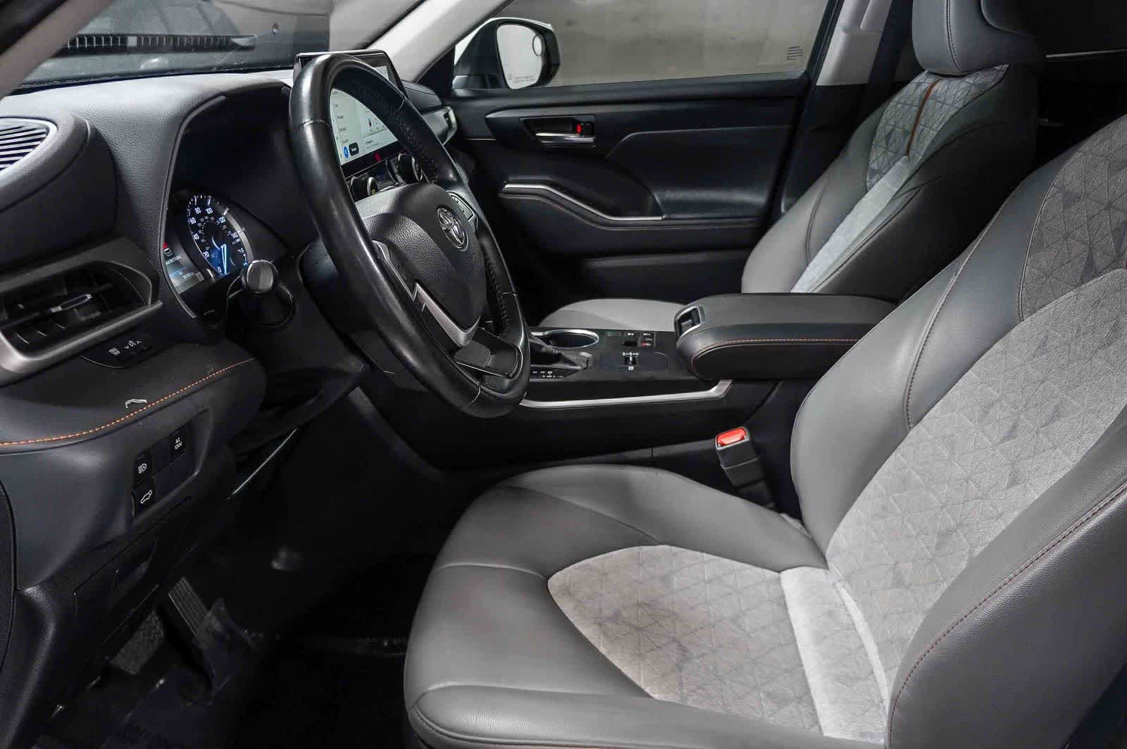 Used 2023 Toyota Highlander Bronze Edition FWD image 14