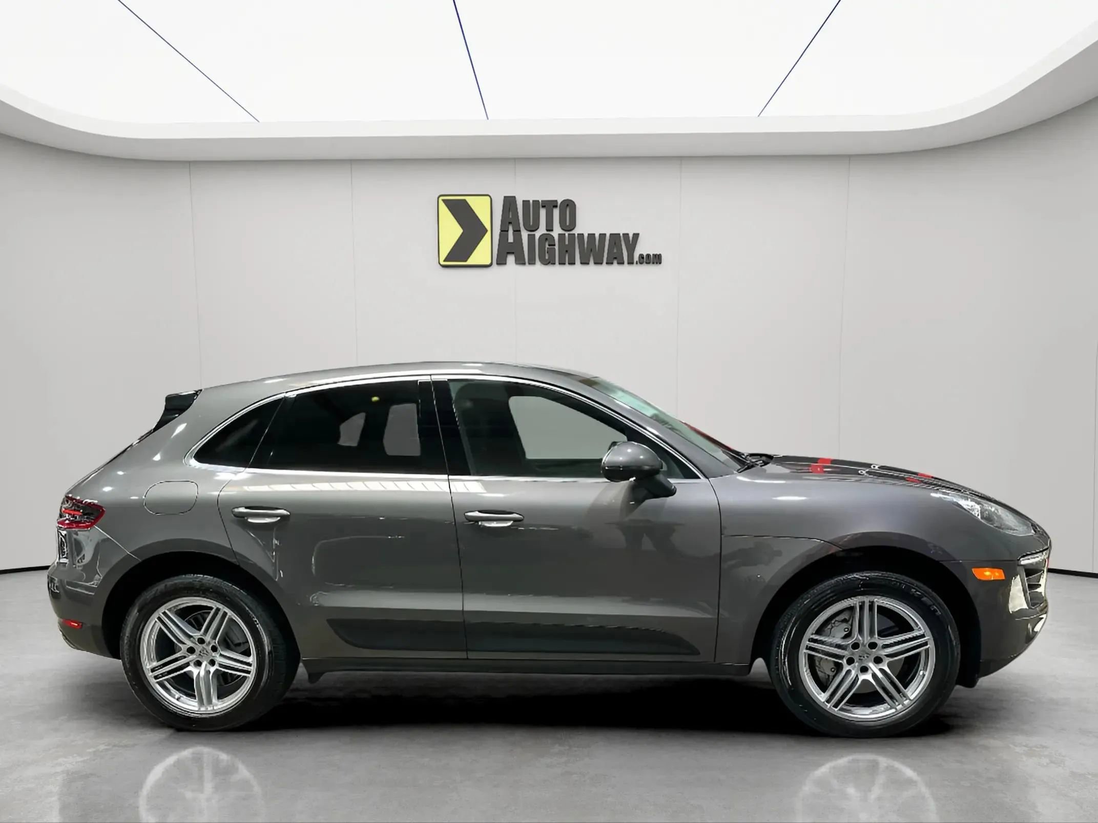 Used 2016 Porsche Macan S image 4