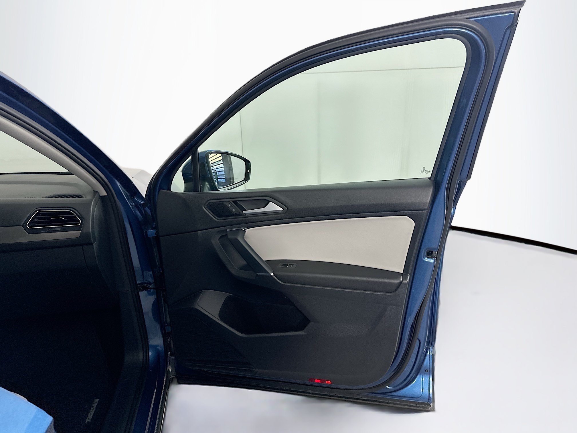 Used 2020 Volkswagen Tiguan SEL FWD image 32