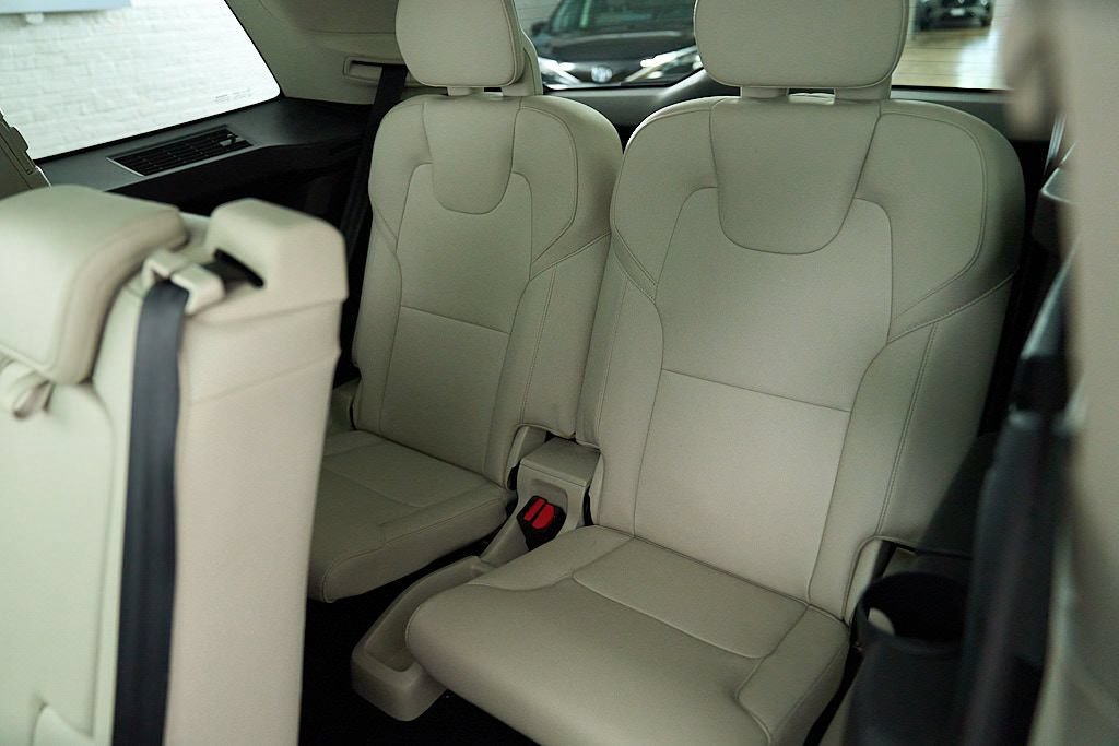 Used 2016 Volvo XC90 T6 Momentum w/ Momentum Plus Package AWD/4WD image 22