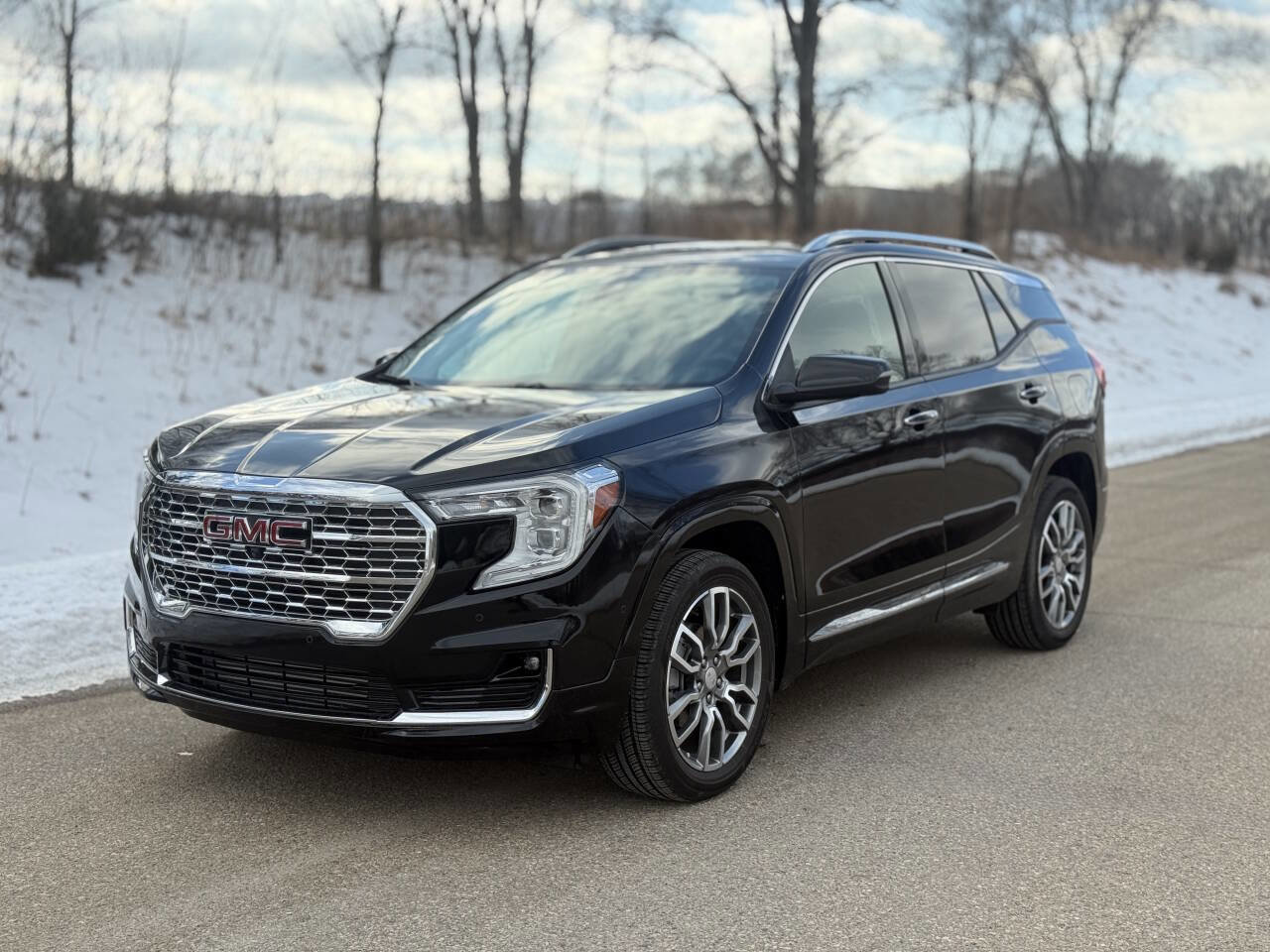 Used 2024 GMC Terrain Denali w/ Denali Premium Package AWD/4WD image 2