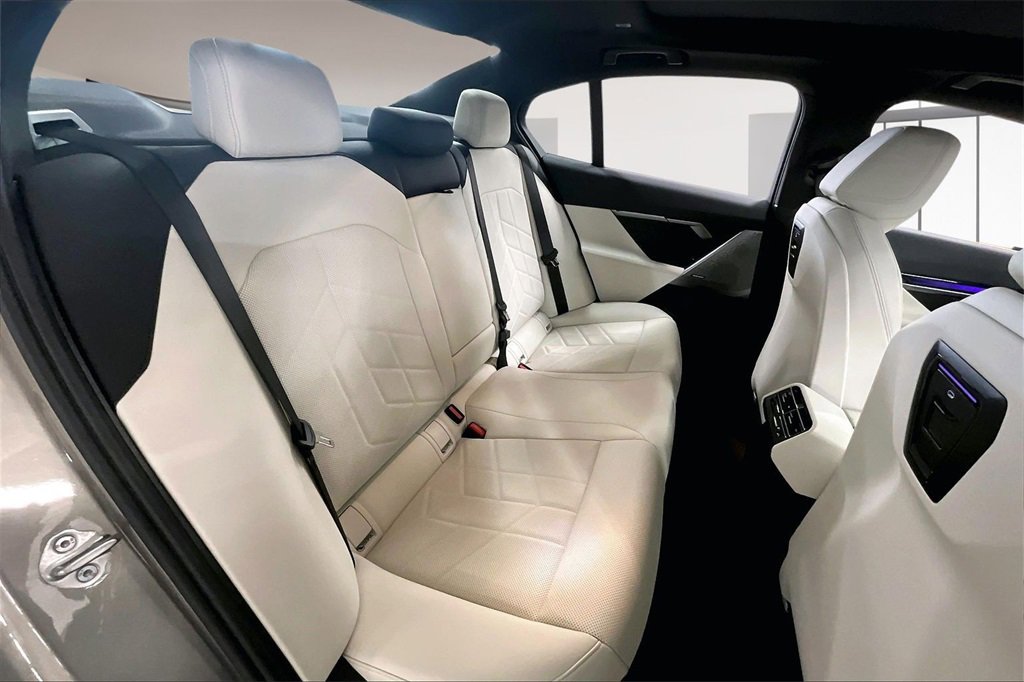 Used 2025 BMW i5 xDrive40 w/ Premium Package image 23