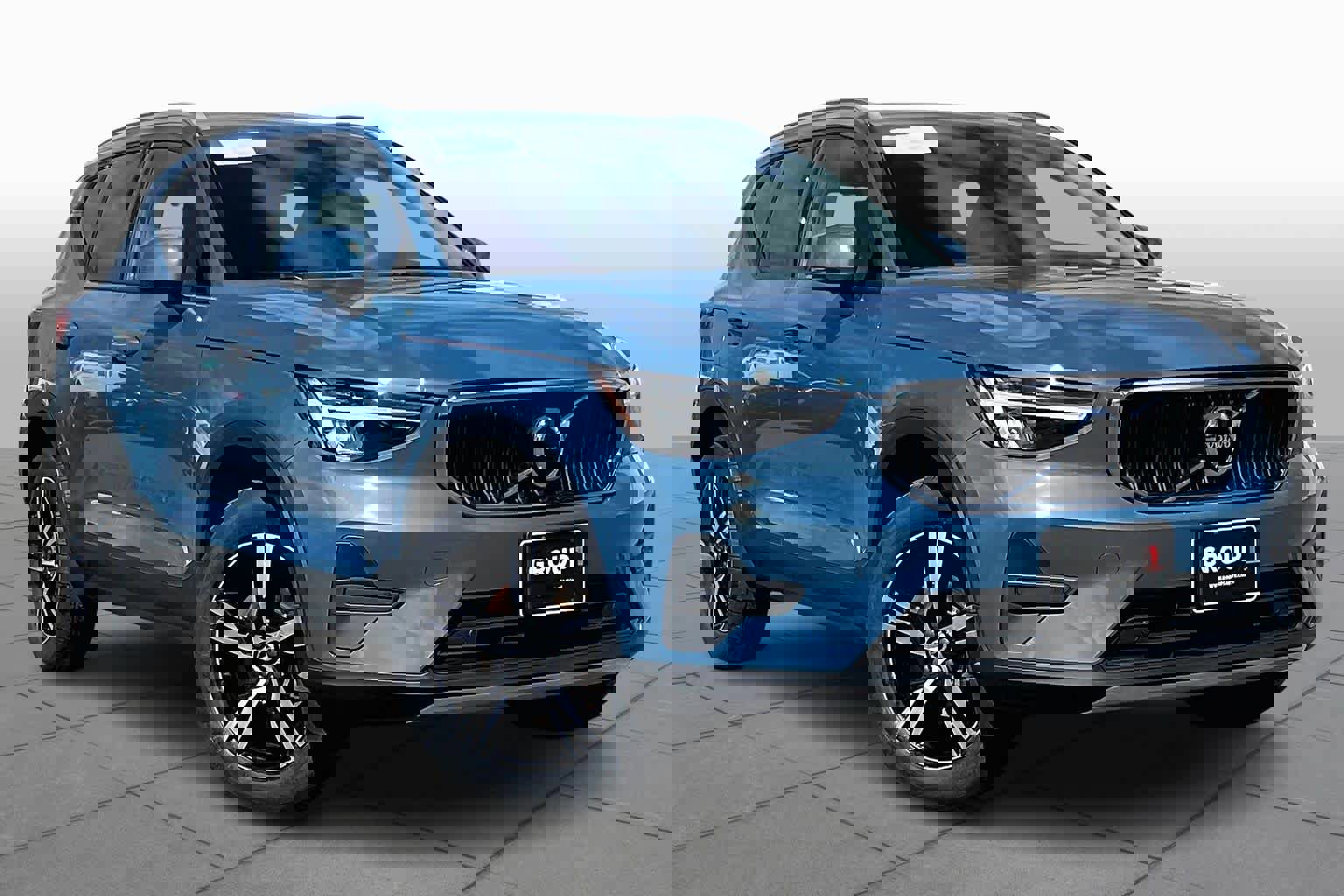 Used 2023 Volvo XC40 B5 Core w/ Convenience Package image 2