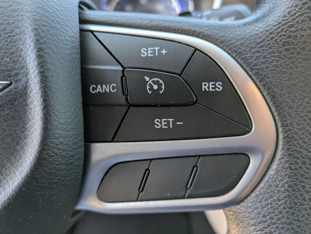 Used 2017 Chrysler Pacifica Touring FWD image 10