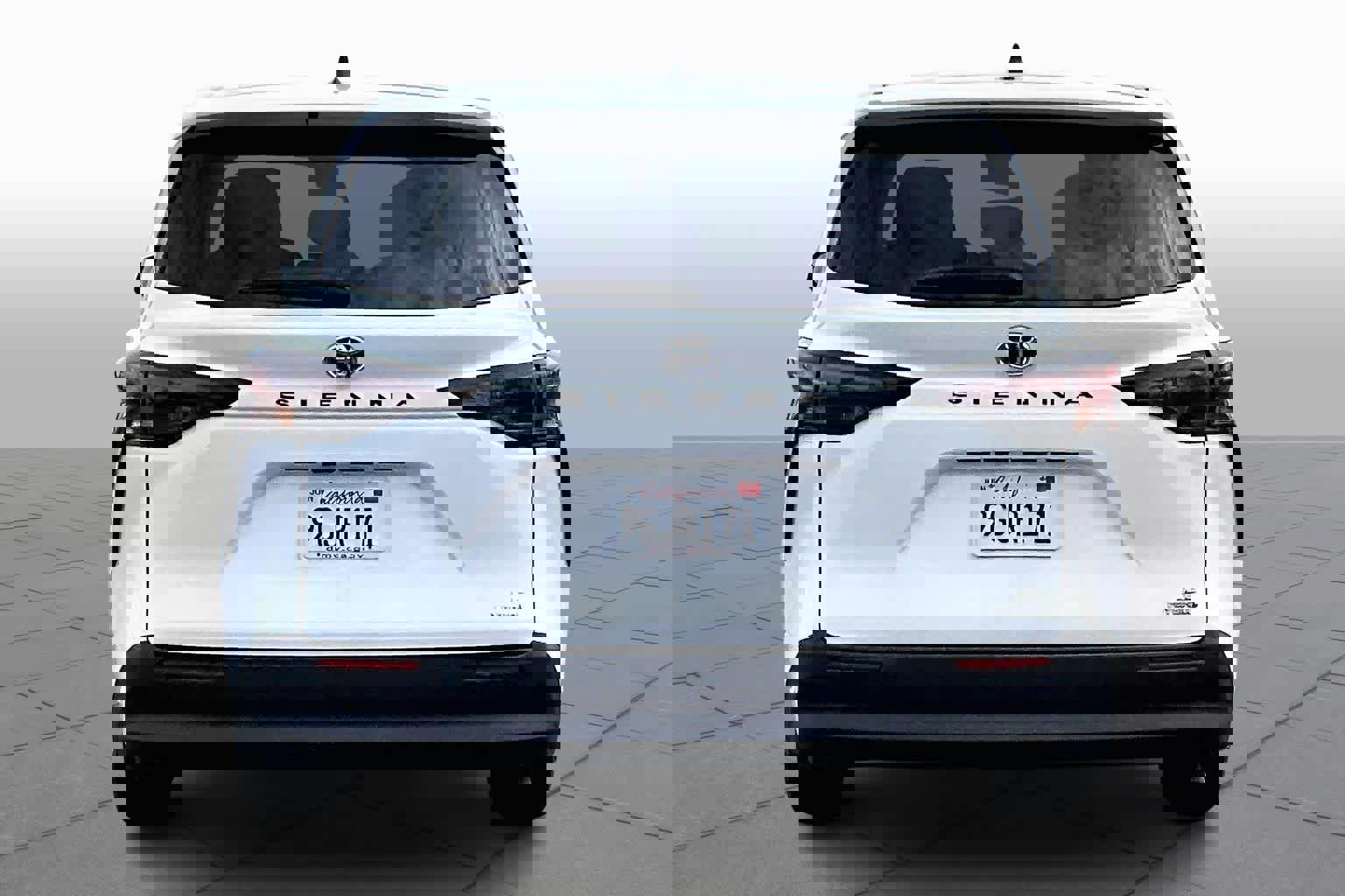 Certified 2023 Toyota Sienna LE image 4