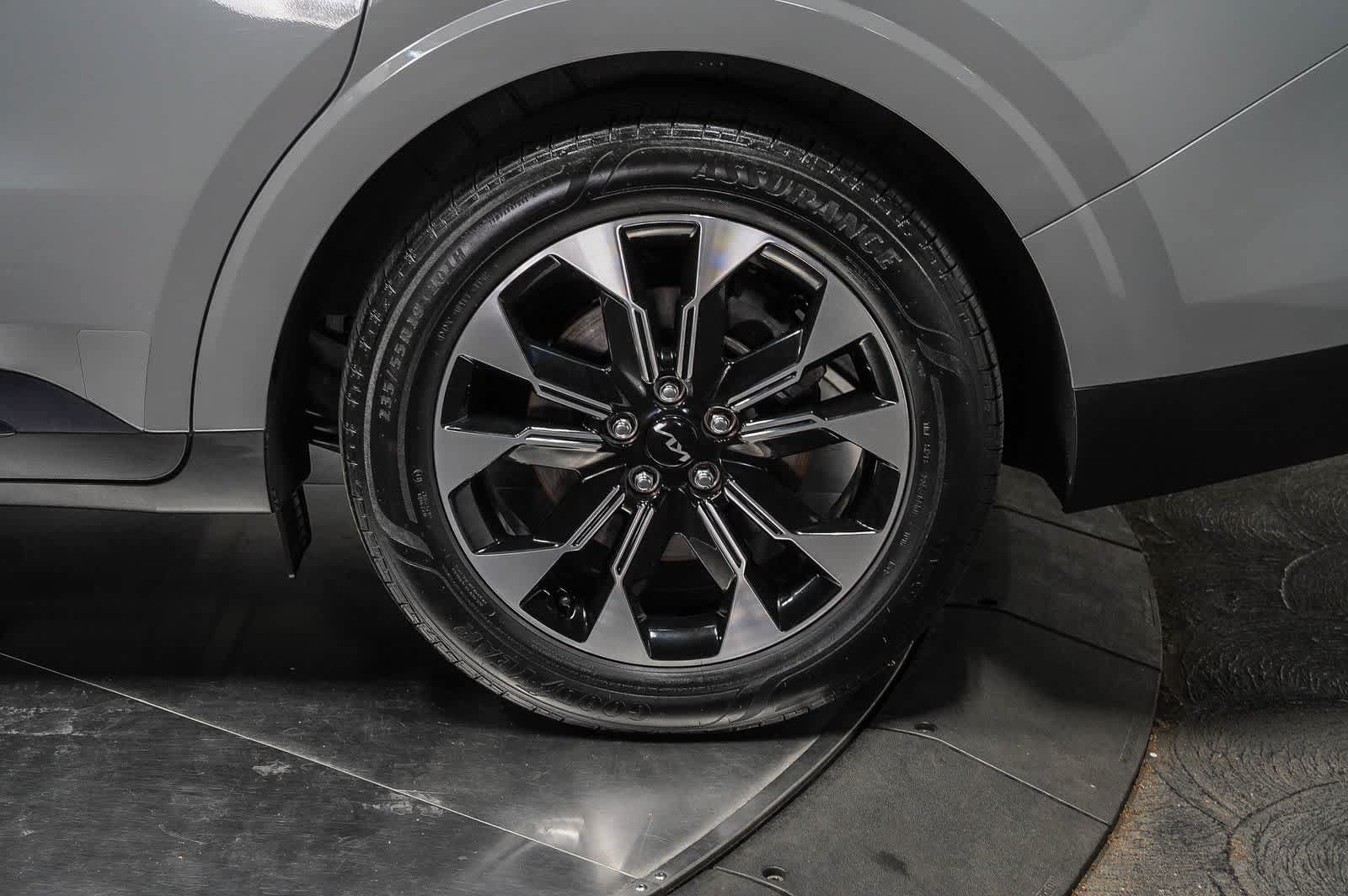 Used 2024 Kia Carnival EX FWD image 1