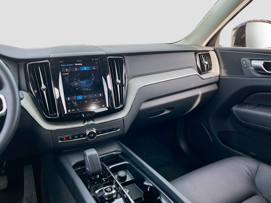 Used 2025 Volvo XC60 B5 Plus image 24