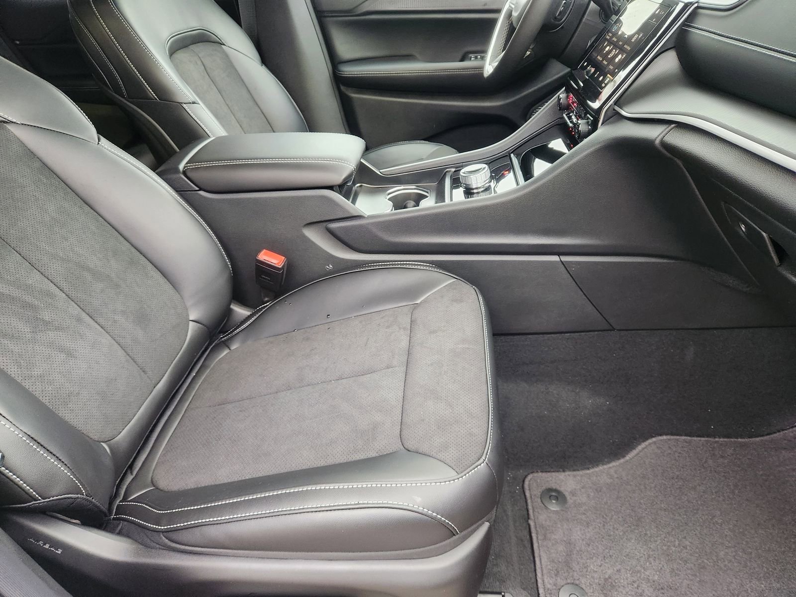 New 2025 Jeep Grand Cherokee Altitude image 13