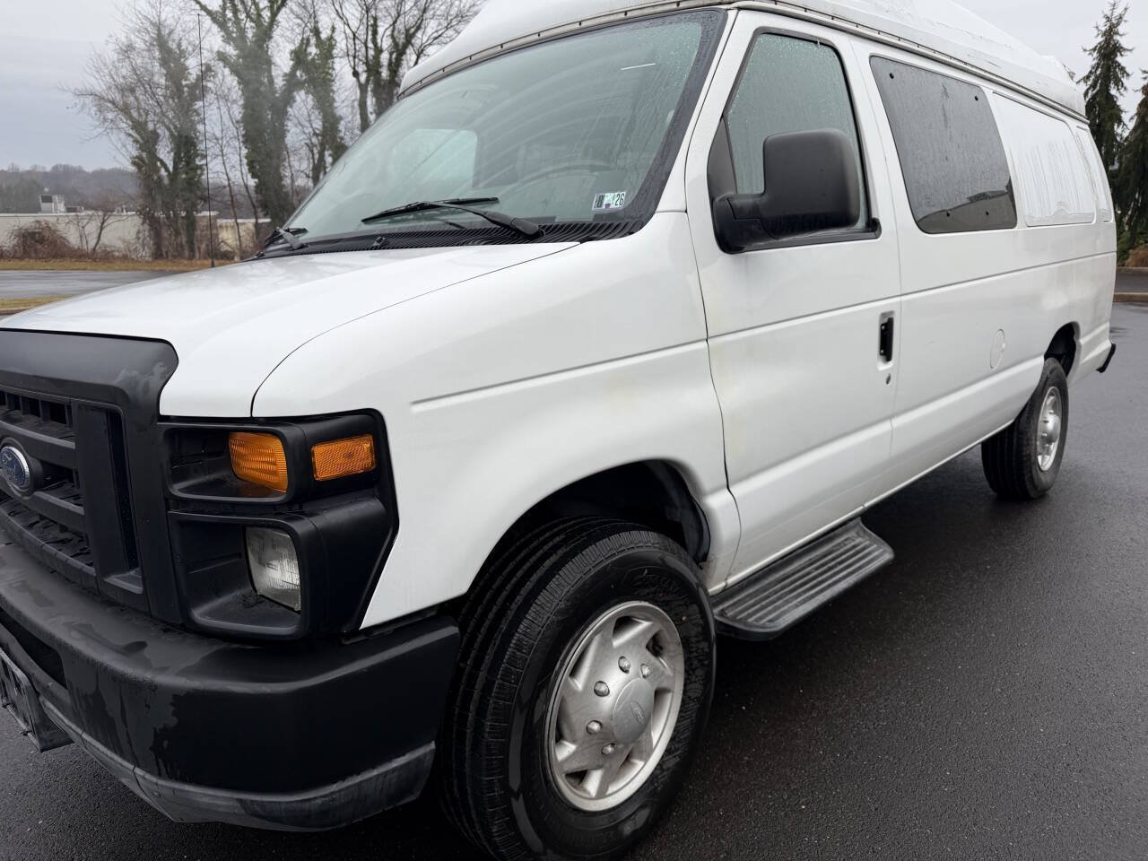 Used 2010 Ford E-350 and Econoline 350 XLT RWD image 3