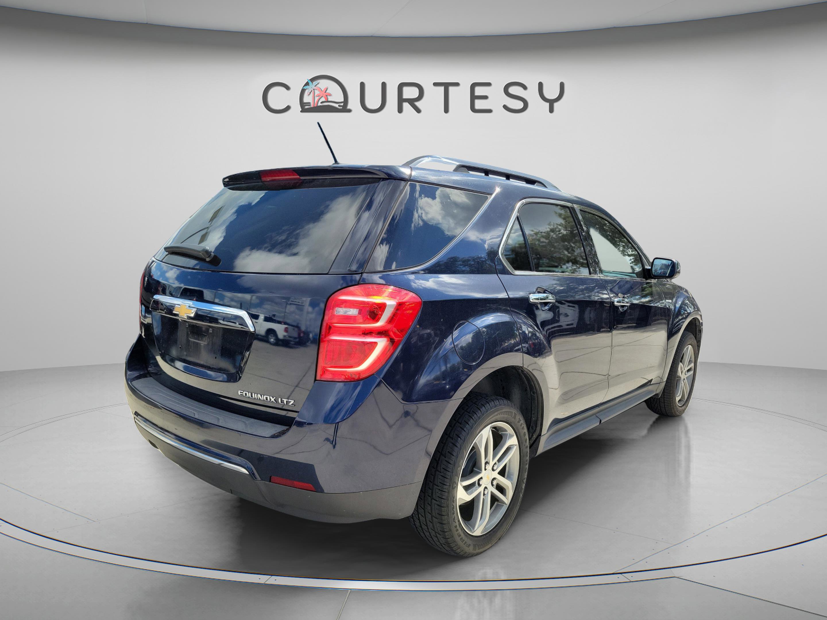 Used 2016 Chevrolet Equinox LTZ w/ Enhanced Convenience Package FWD image 3