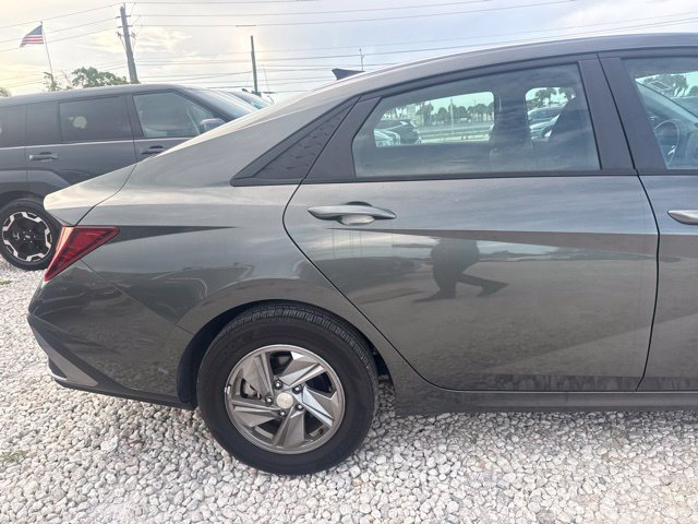 Used 2025 Hyundai Elantra SE FWD image 6