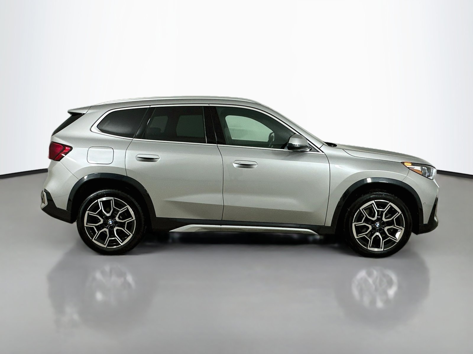 Used 2026 BMW X1 xDrive28i w/ Technology Package AWD/4WD image 4