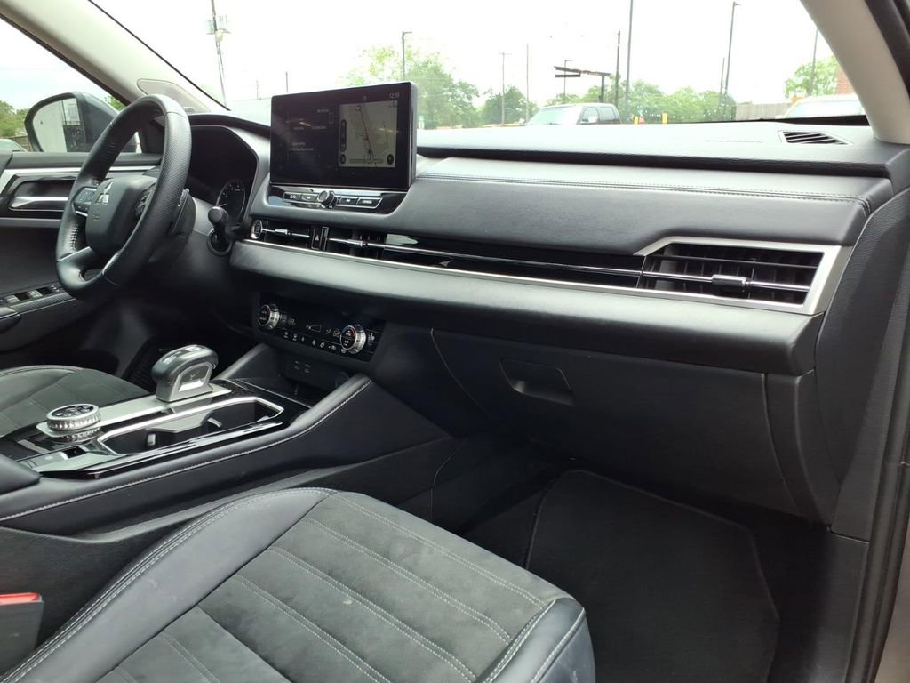 Used 2025 Mitsubishi Outlander SE AWD/4WD image 11